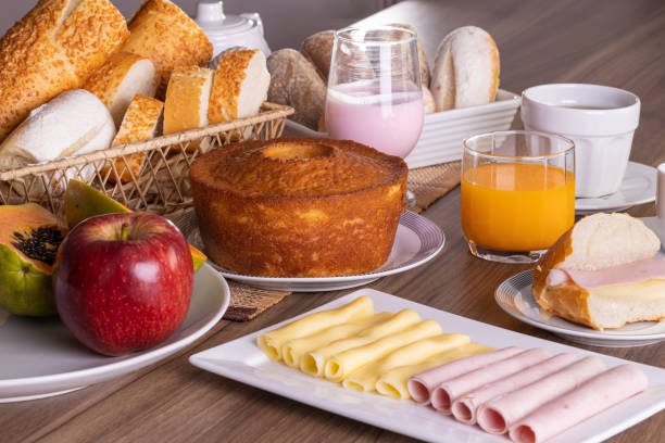 Café da manhã brasileiro com frutas, pães e tapioca na mesa
