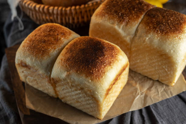 Pães caseiros integrais recém assados em grade