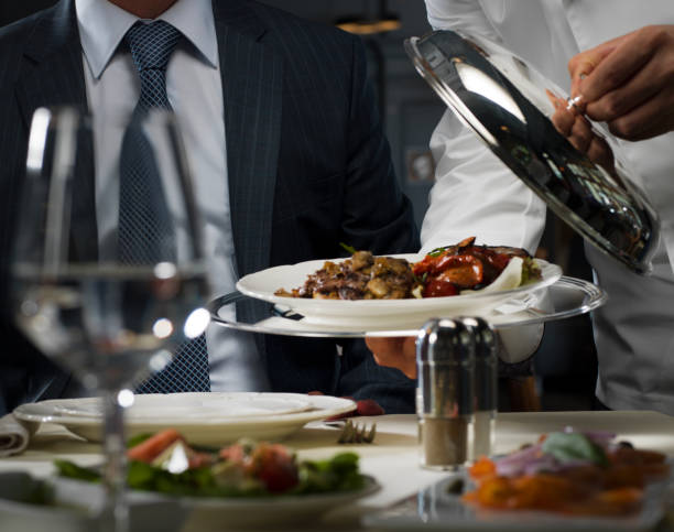 Mesa posta com tema criativo para jantar