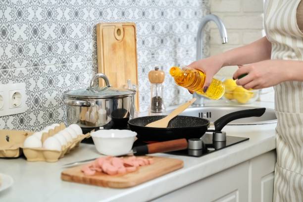 Mesa com ingredientes e lousa com mitos e verdades