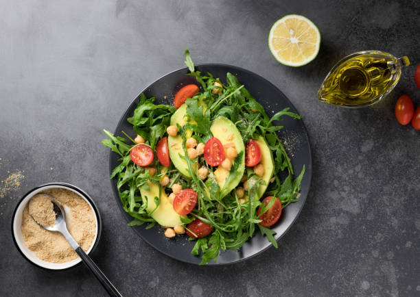 Salada cítrica com abacate e rúcula