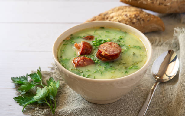 Sopas e caldos fumegantes servidos em cumbucas de barro