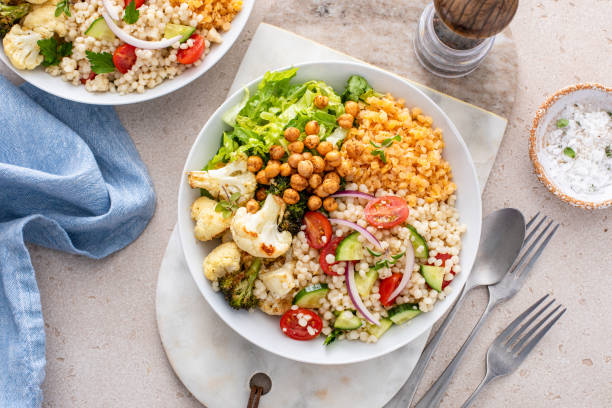 Tigela de quinoa com legumes assados