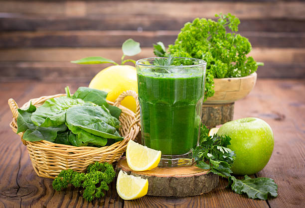 Suco detox verde com couve, maçã e limão