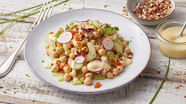 Salada morna de grão-de-bico com legumes assados
