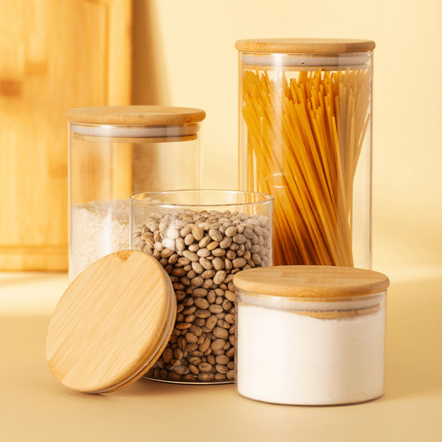 Armário de cozinha organizado com potes herméticos